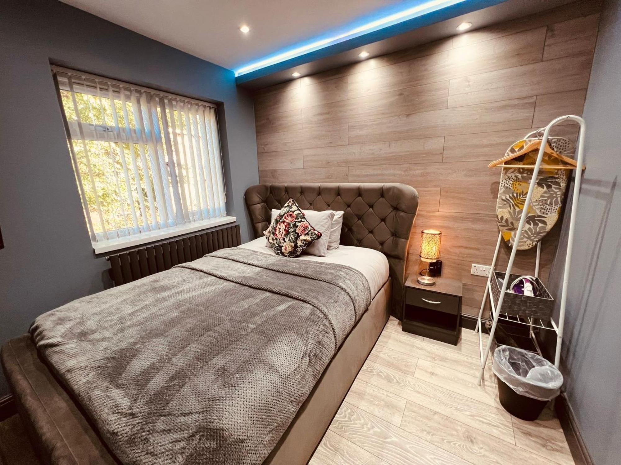 Modern Suites -5 Bedroom House- With Free Parking Birmingham City エクステリア 写真