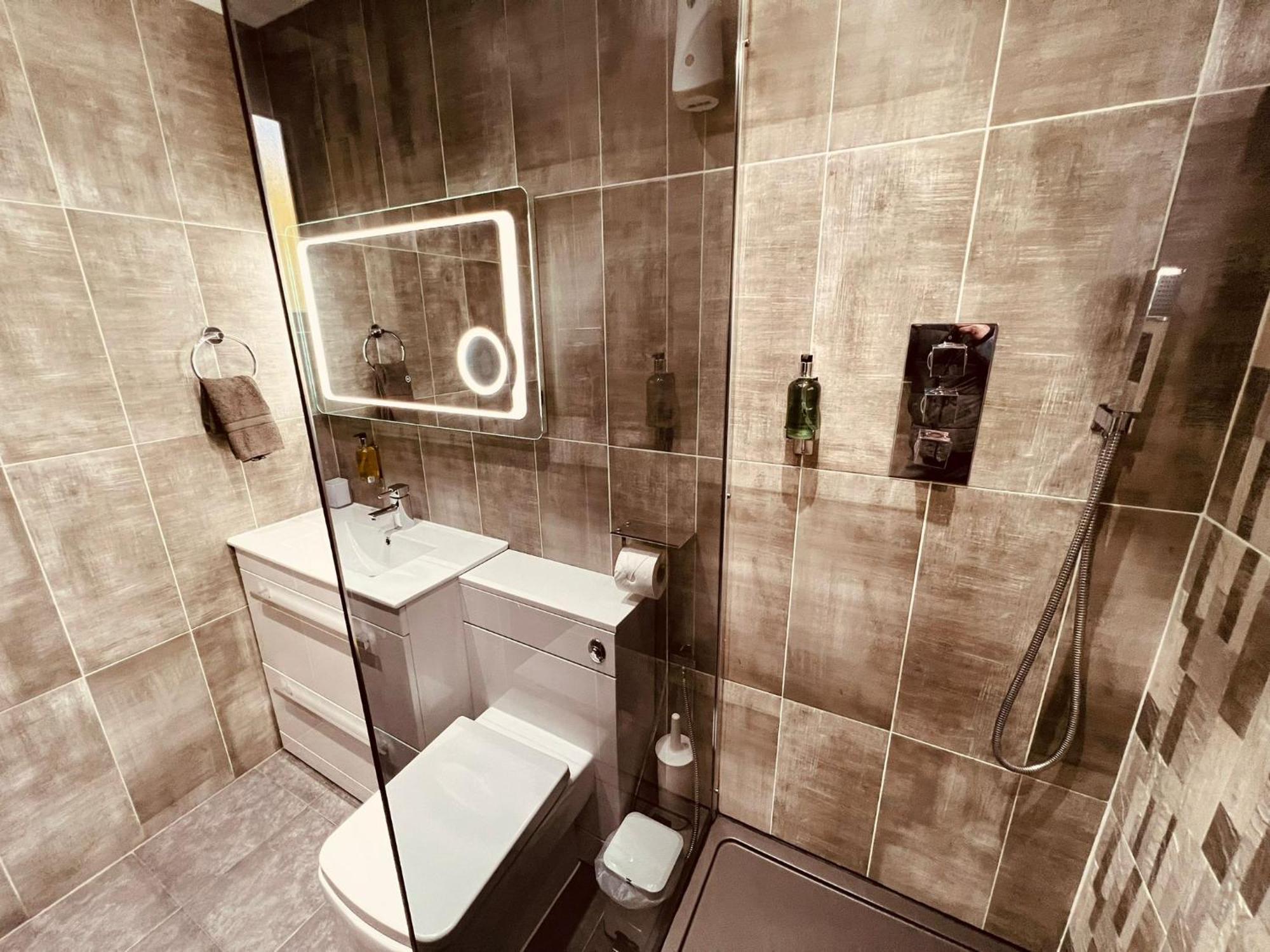 Modern Suites -5 Bedroom House- With Free Parking Birmingham City エクステリア 写真