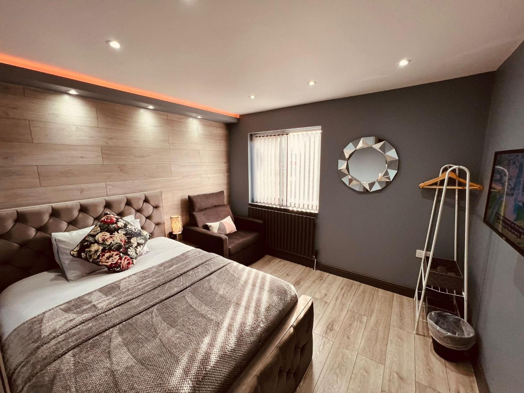 Modern Suites -5 Bedroom House- With Free Parking Birmingham City エクステリア 写真