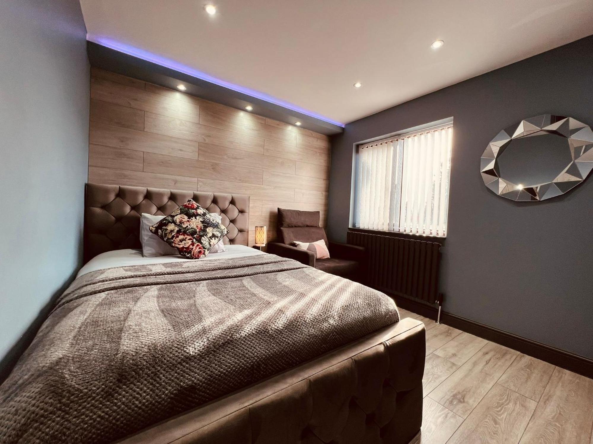 Modern Suites -5 Bedroom House- With Free Parking Birmingham City エクステリア 写真