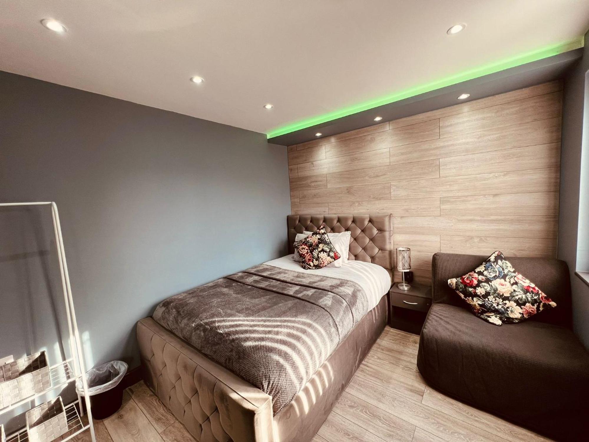 Modern Suites -5 Bedroom House- With Free Parking Birmingham City エクステリア 写真