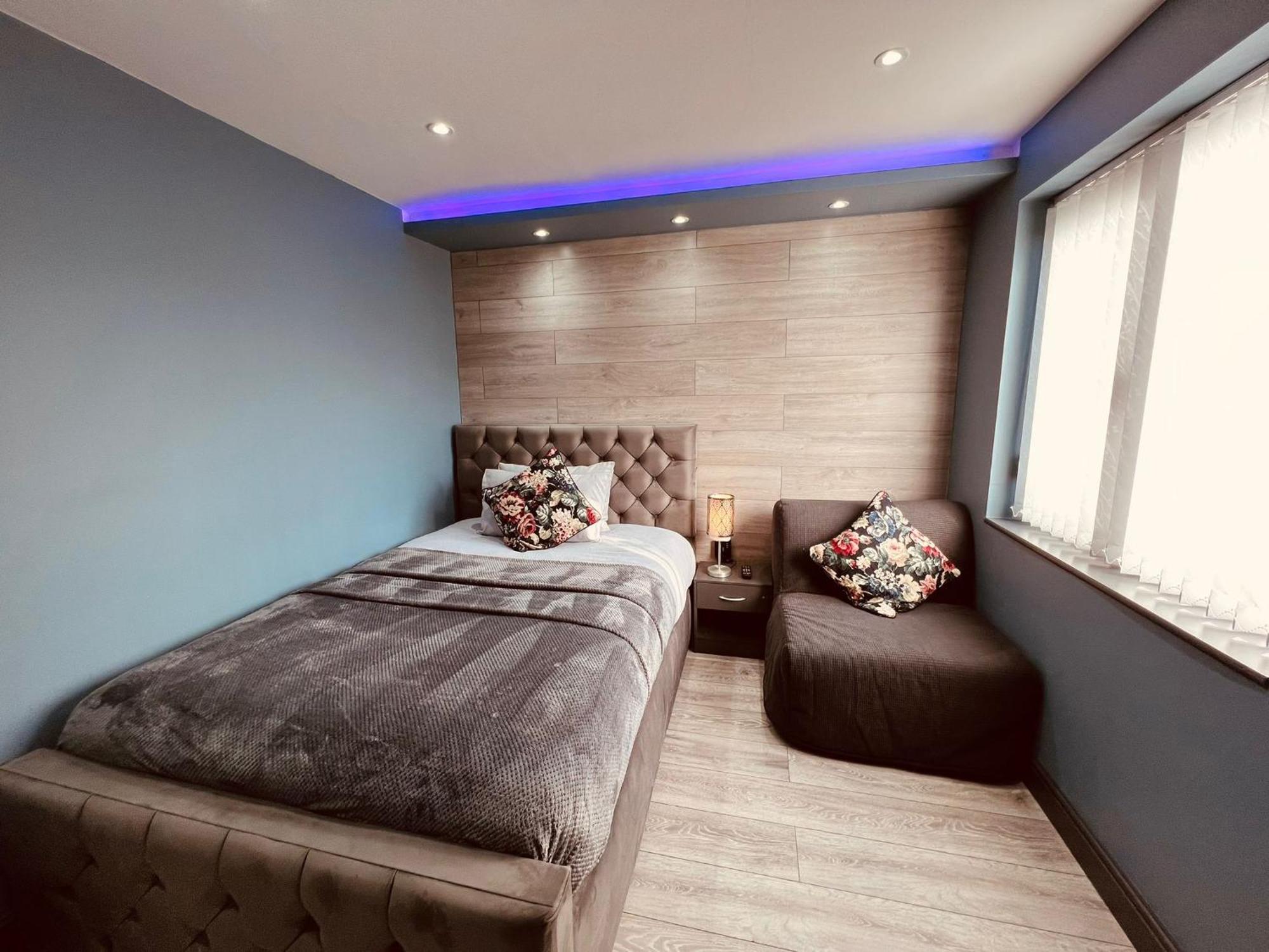 Modern Suites -5 Bedroom House- With Free Parking Birmingham City エクステリア 写真