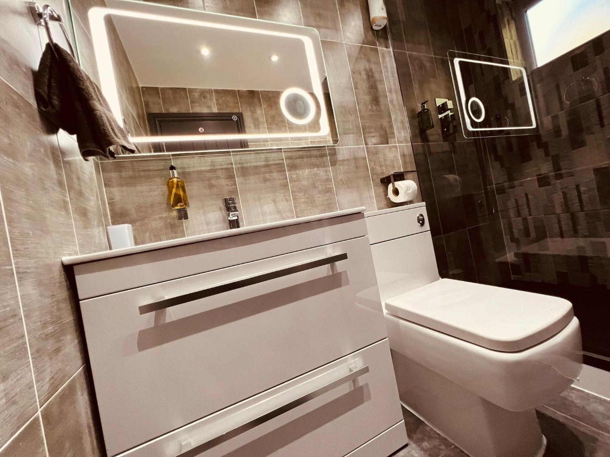 Modern Suites -5 Bedroom House- With Free Parking Birmingham City エクステリア 写真