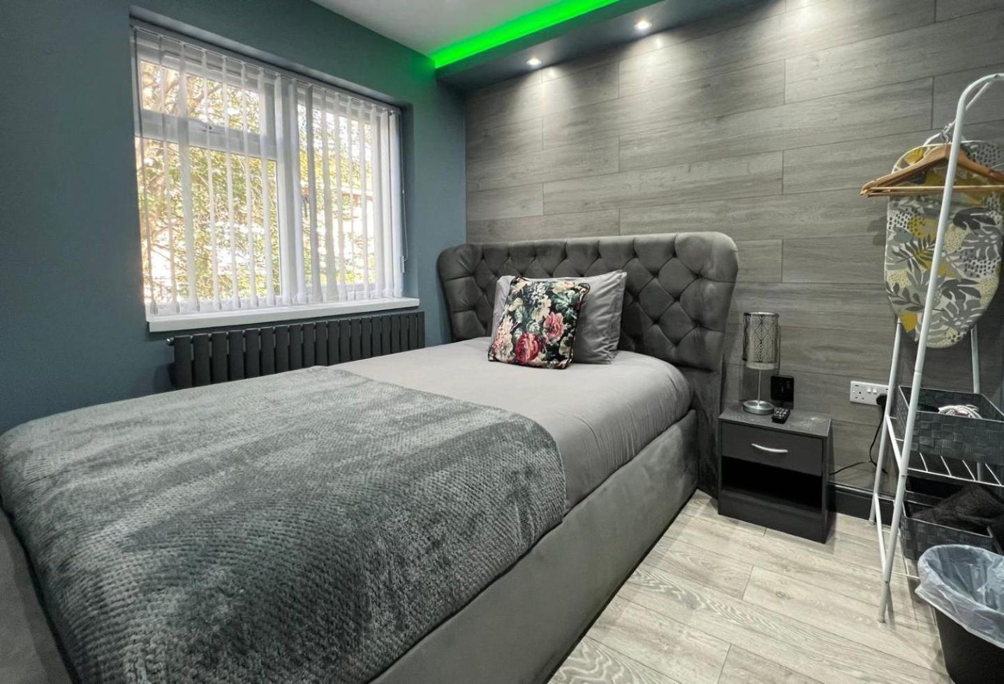 Modern Suites -5 Bedroom House- With Free Parking Birmingham City エクステリア 写真