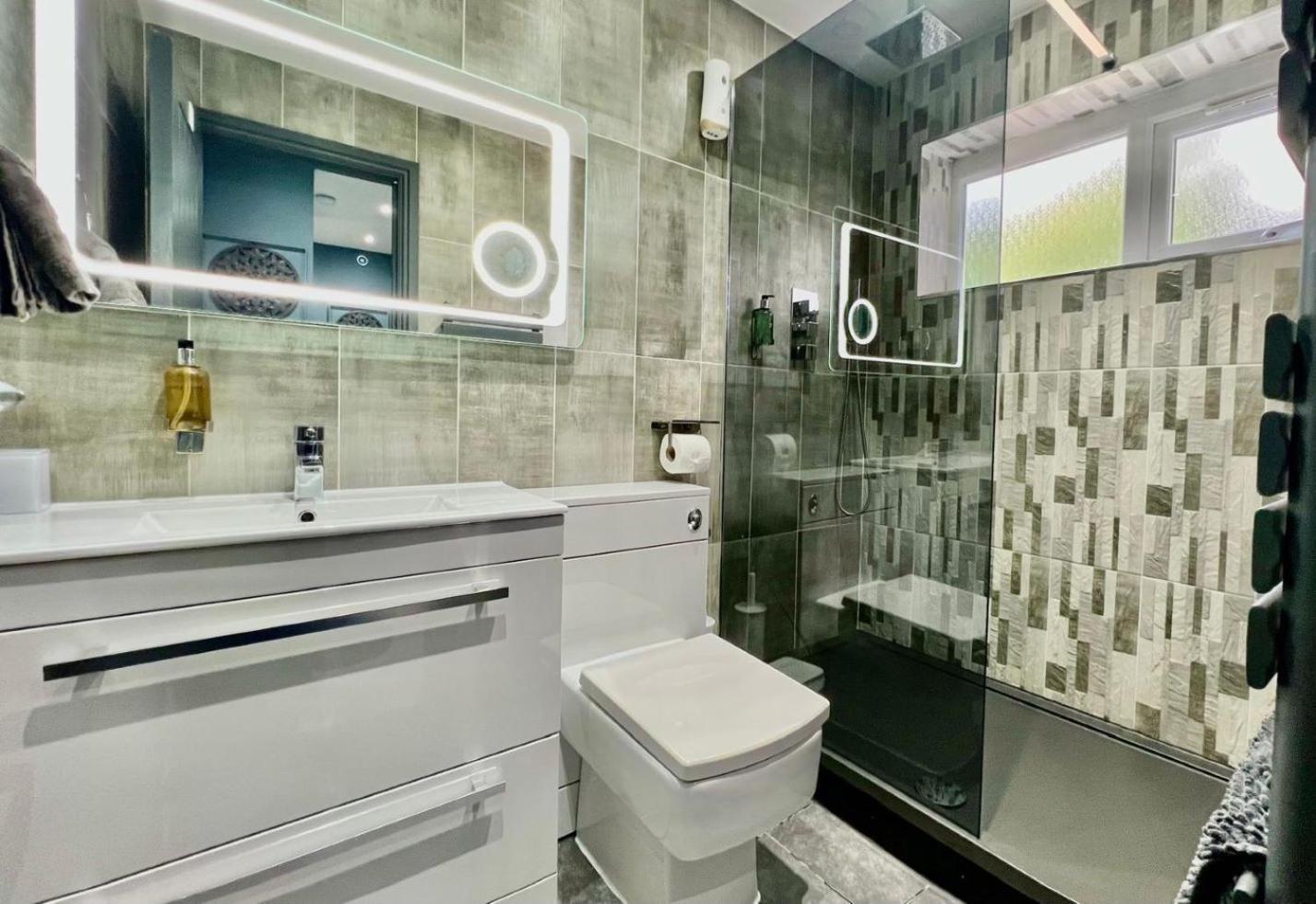Modern Suites -5 Bedroom House- With Free Parking Birmingham City エクステリア 写真